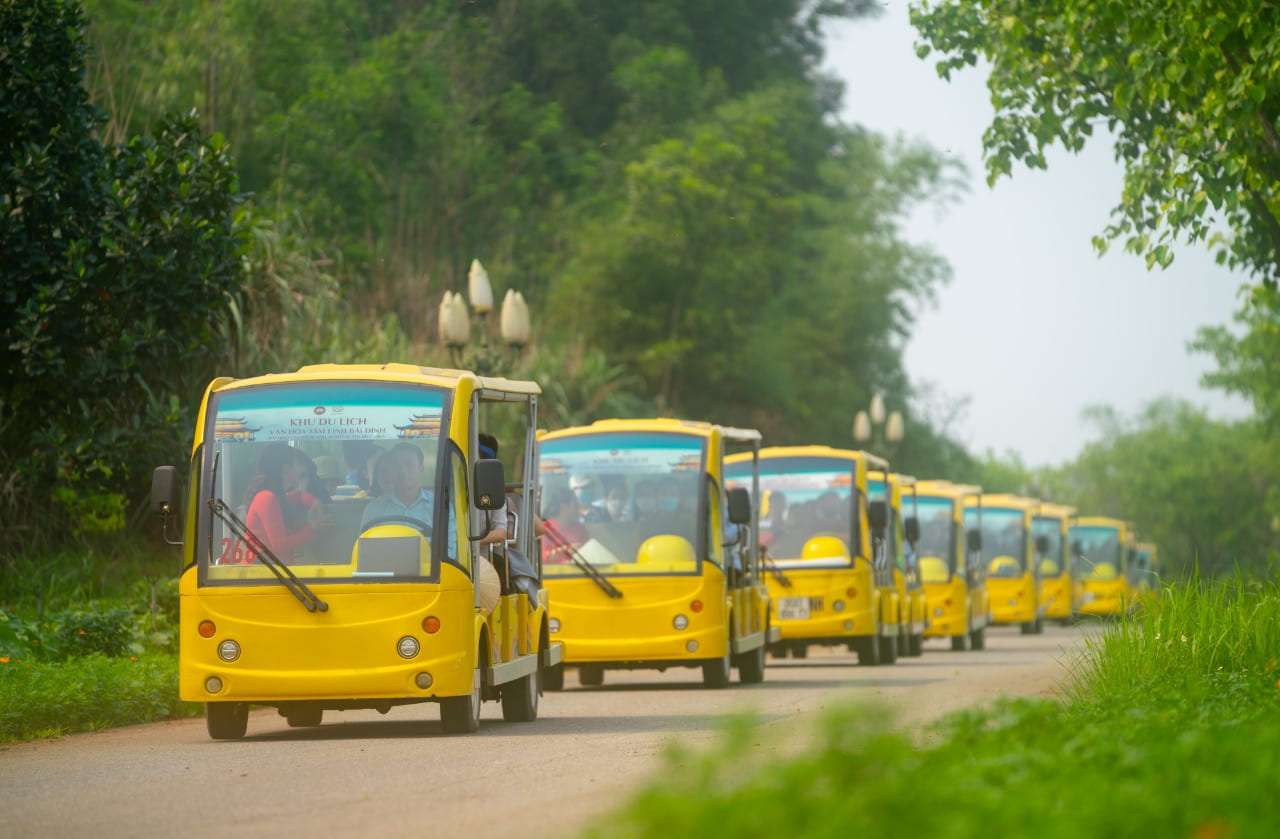 Du khách trải nghiệm dịch vụ xe điện để tham quan tại Khu du lịch tâm linh chùa Bái Đính. Ảnh: Nguyễn Trường