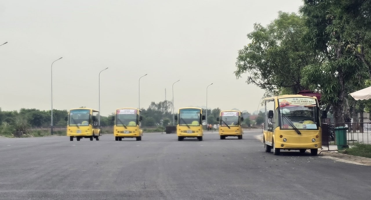 Xe điện hoạt động trong khuôn viên Khu du lịch tâm linh chùa Bái Đính. Ảnh: Nguyễn Trường