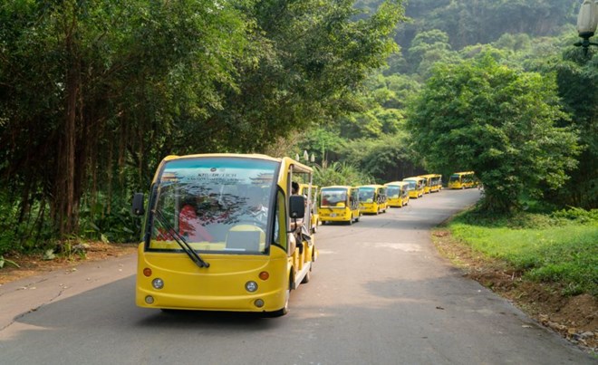 Hiện trên địa bàn tỉnh Ninh Bình có khoảng gần 700 xe điện đang hoạt động tại các khu, điểm du lịch và các sân golf. Ảnh: Nguyễn Trường