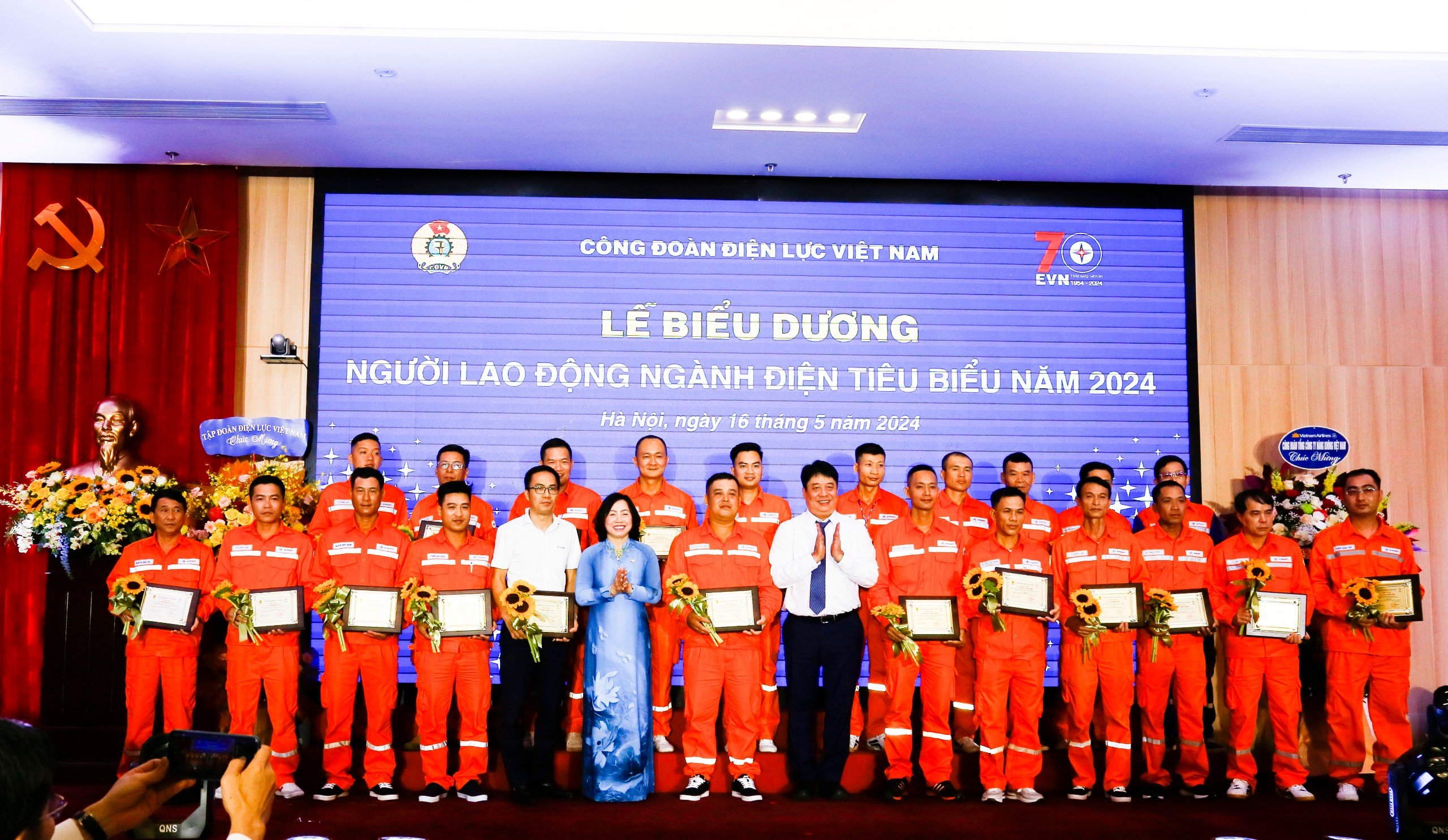 Phó Chủ tịch Tổng LĐLĐVN Thái Thu Xương biểu dương, khen thưởng công nhân lao động ngành điện tiêu biểu năm 2024. Ảnh: Minh Hạnh 