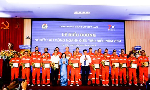 Phó Chủ tịch Tổng LĐLĐVN Thái Thu Xương biểu dương, khen thưởng công nhân lao động ngành điện tiêu biểu năm 2024. Ảnh: Minh Hạnh 