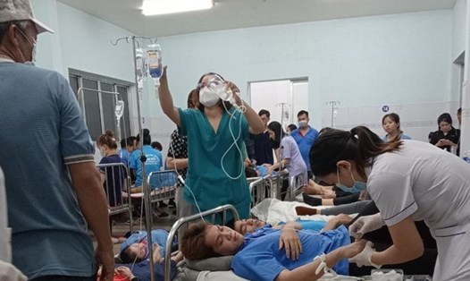 Các công nhân cấp cứu tại Trung tâm y tế huyện Trảng Bom. Ảnh: Hà Anh Chiến