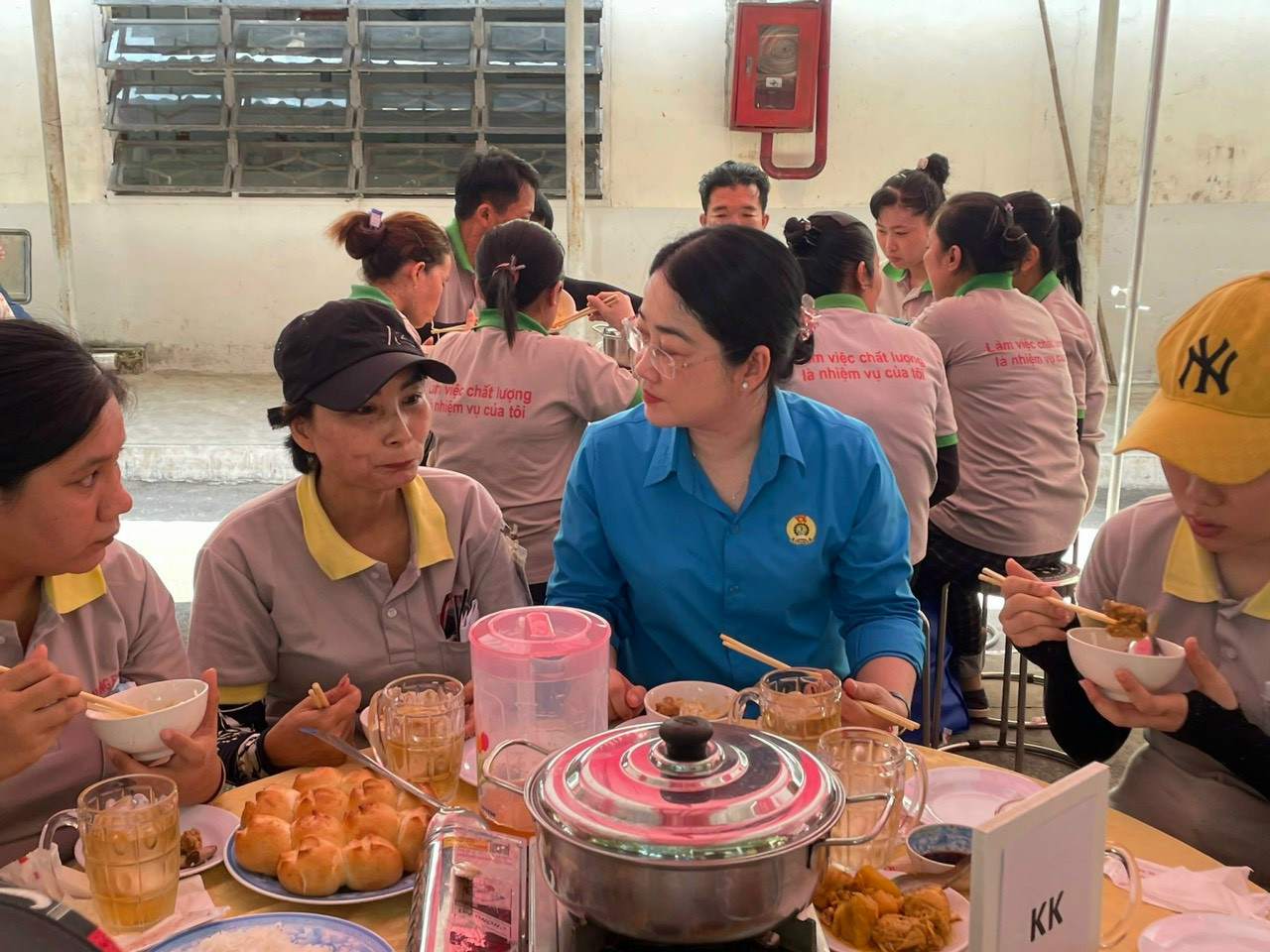 Bà Nguyễn Kim Loan - Chủ tịch LĐLĐ tỉnh Bình Dương đến dự chương trình bữa cơm công đoàn với đoàn viên người lao động. Ảnh: CĐBD