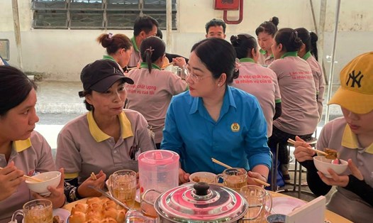 Bà Nguyễn Kim Loan - Chủ tịch LĐLĐ tỉnh Bình Dương đến dự chương trình bữa cơm công đoàn với đoàn viên người lao động. Ảnh: CĐBD