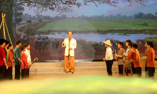 Hoạt cảnh “Bác Hồ về thăm quê” để lại nhiều ấn tượng trong lòng khán giả. Ảnh: Kim Oanh