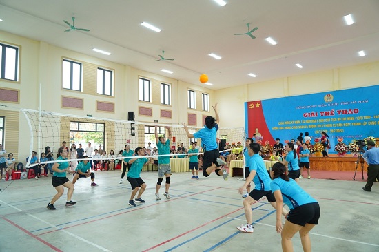 Trên 300 vận động viên tham gia Giải thể thao công nhân lao động. Ảnh: Minh Hạnh 