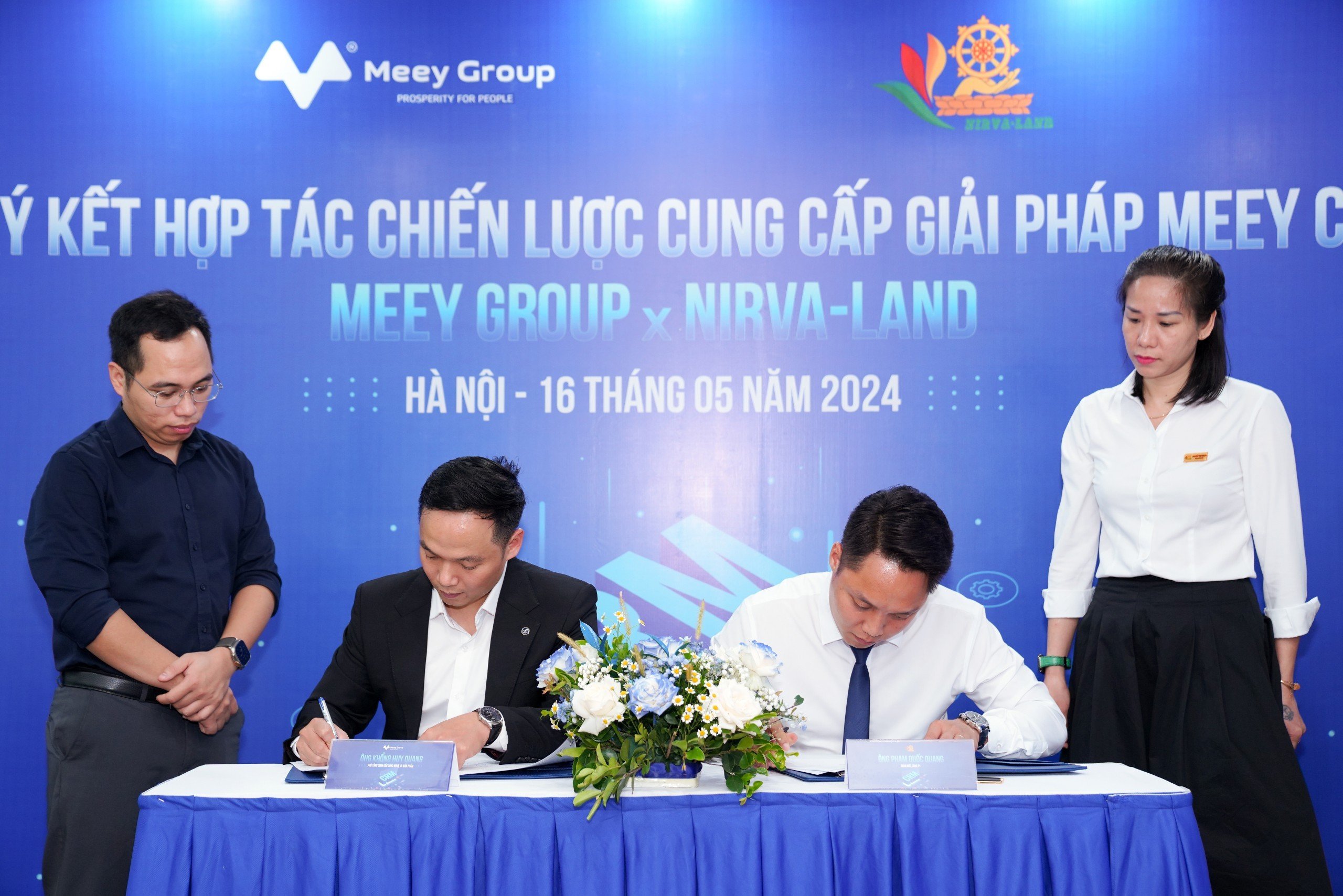 Lãnh đạo hai bên tiến hành nghi thức ký kết. Ảnh: Meey Land