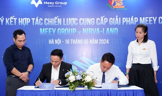 Lãnh đạo hai bên tiến hành nghi thức ký kết. Ảnh: Meey Land