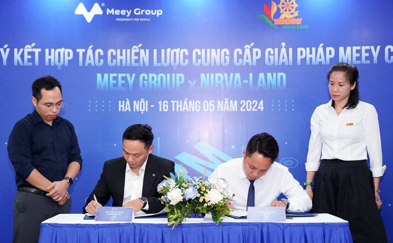 Lãnh đạo hai bên tiến hành nghi thức ký kết. Ảnh: Meey Land