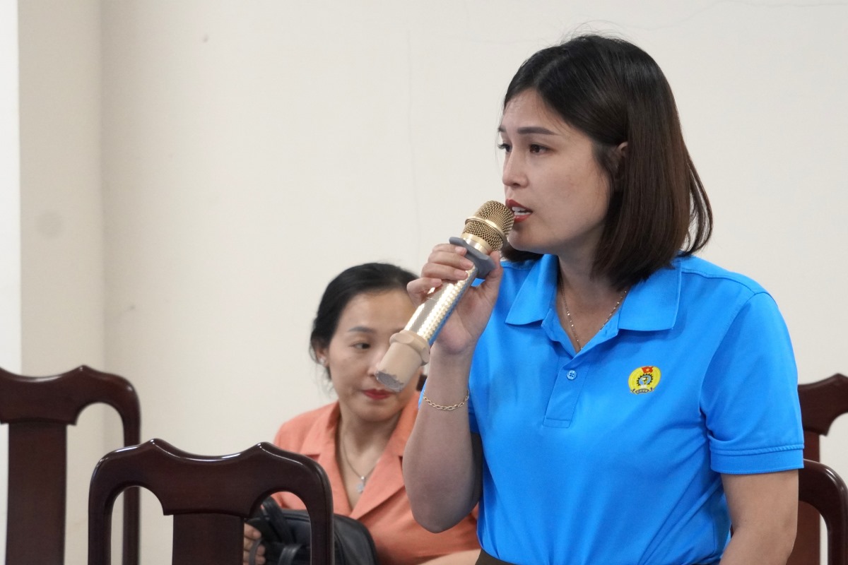 Bà Nguyễn Thị Huệ nêu ý kiến người lao động mong sớm triển khai nhà ở xã hội, nhà ở cho công nhân. Ảnh: Thành An