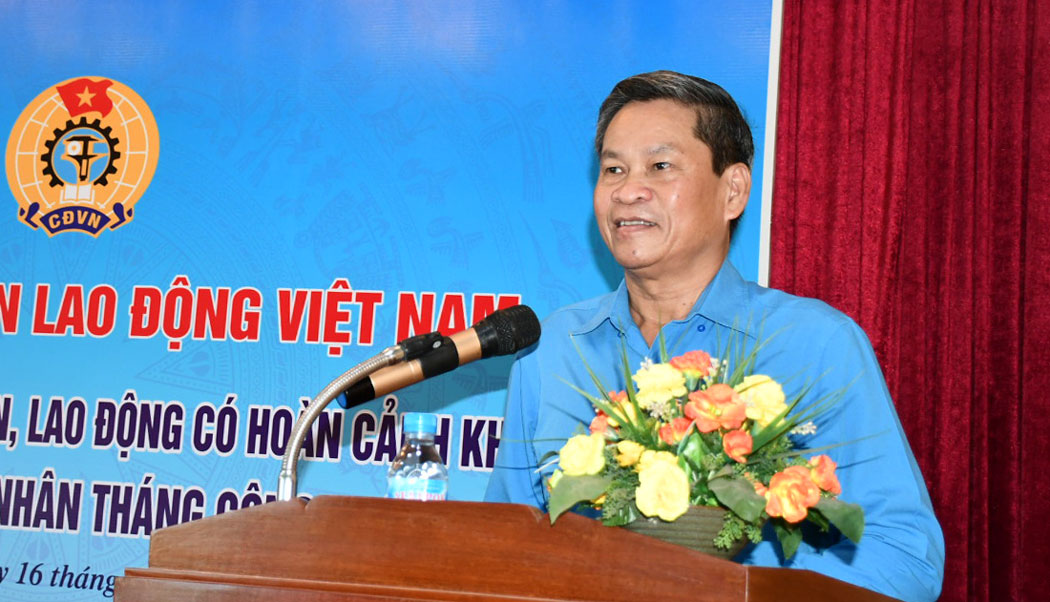 Phó Chủ tịch Tổng LĐLĐ Việt Nam Huỳnh Thanh Xuân thông báo về hoạt động công đoàn và phong trào công nhân trong nước. Ảnh: Xuân Nhàn.