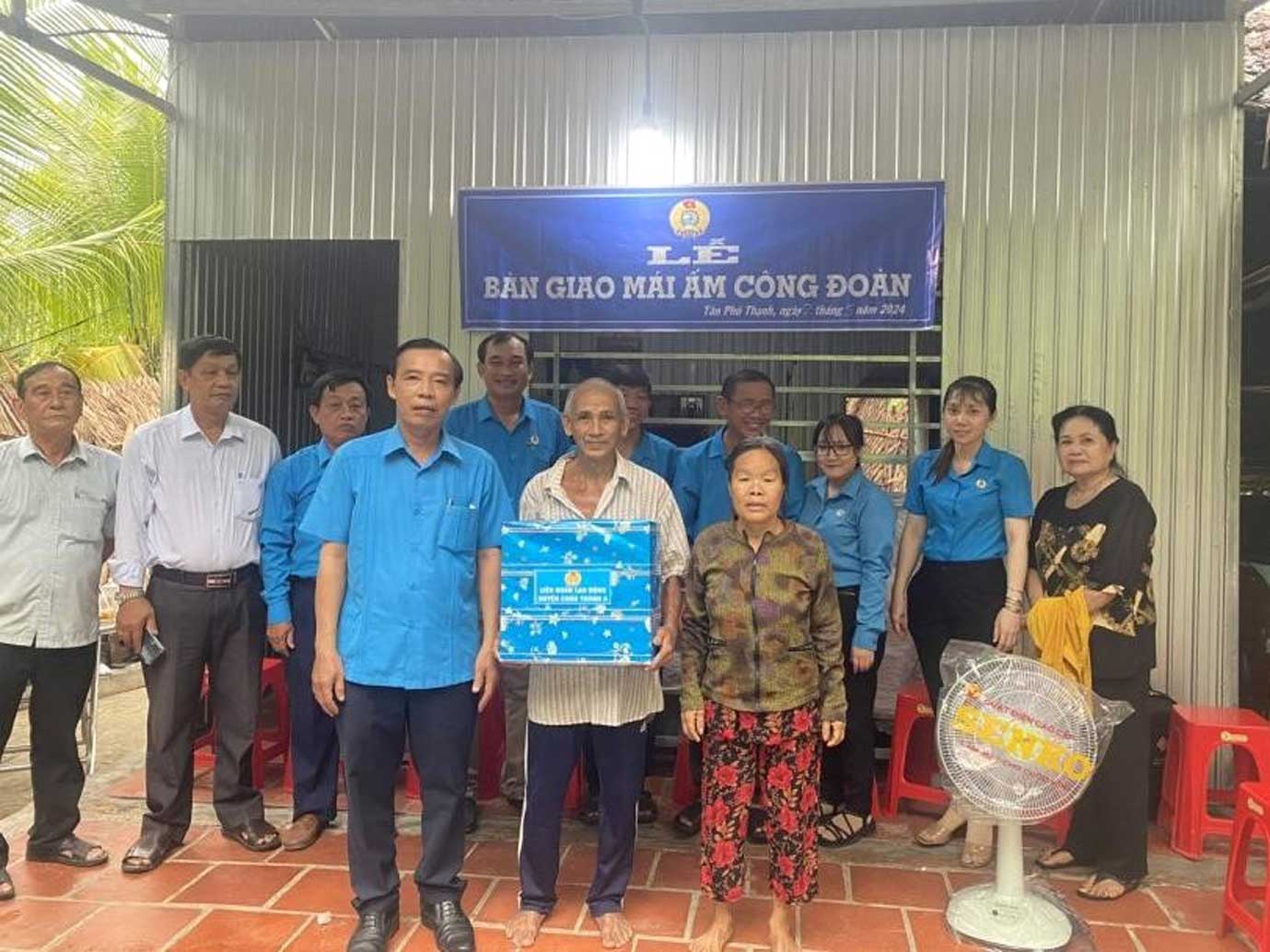 LĐLĐ huyện Châu Thành A bàn giao Mái ấm Công đoàn cho đoàn viên, người lao động khó khăn. Ảnh: LĐLĐ huyện Châu Thành A 