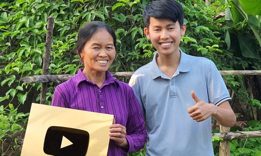 Anh Đồng Văn Hùng và mẹ chụp ảnh kỉ niệm kênh "Ẩm thực mẹ làm" nhận nút vàng từ YouTube. Ảnh: FBNV