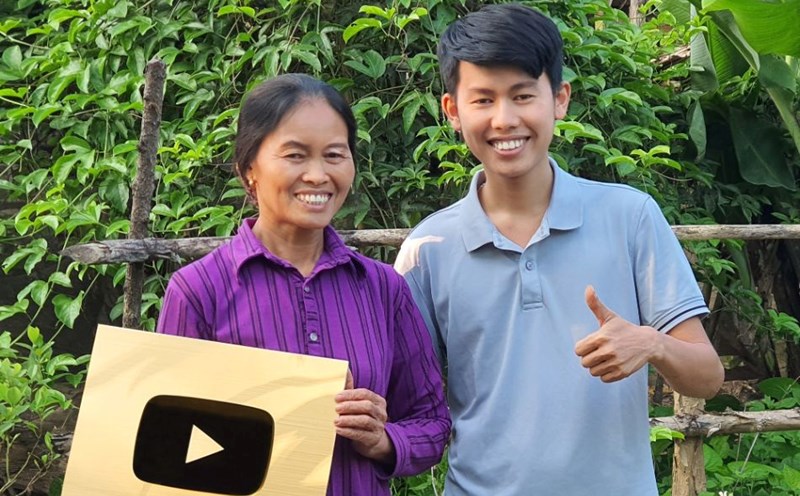 Anh Đồng Văn Hùng và mẹ chụp ảnh kỉ niệm kênh "Ẩm thực mẹ làm" nhận nút vàng từ YouTube. Ảnh: FBNV
