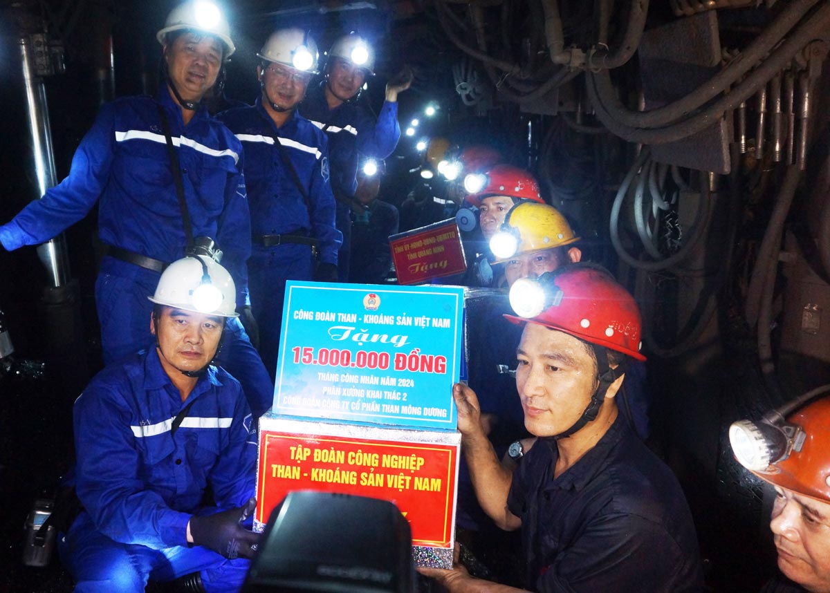 Công đoàn Than - Khoáng sản Việt Nam cho phân xưởng Khai thác 2, Công ty than Mông Dương. Ảnh: Đoàn Hưng
