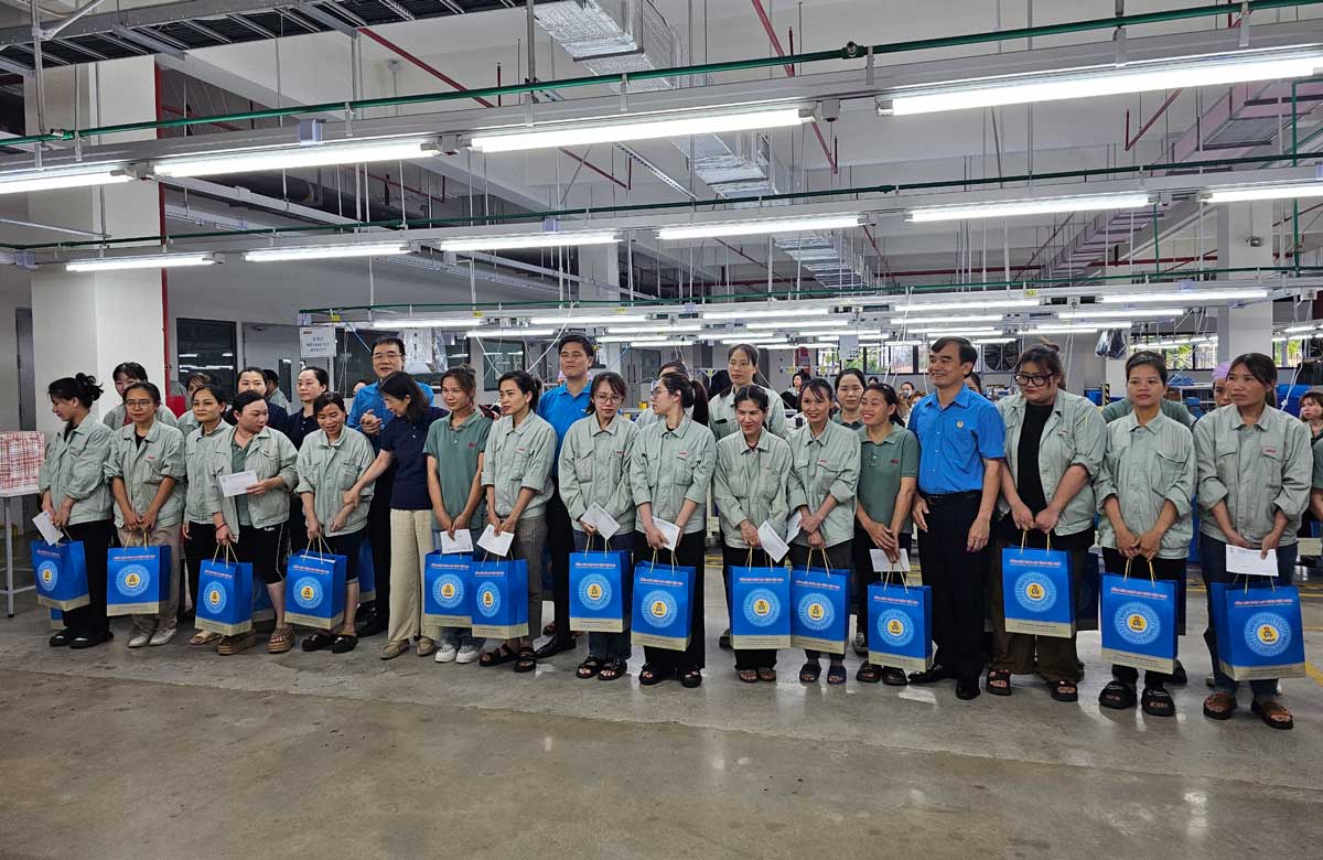 Đoàn công tác trao quà cho 30 công nhân có hoàn cảnh khó khăn tại Công Ty TNHH May Mặc Hoa Lợi Đạt Quảng Ninh. Ảnh: Đoàn Hưng