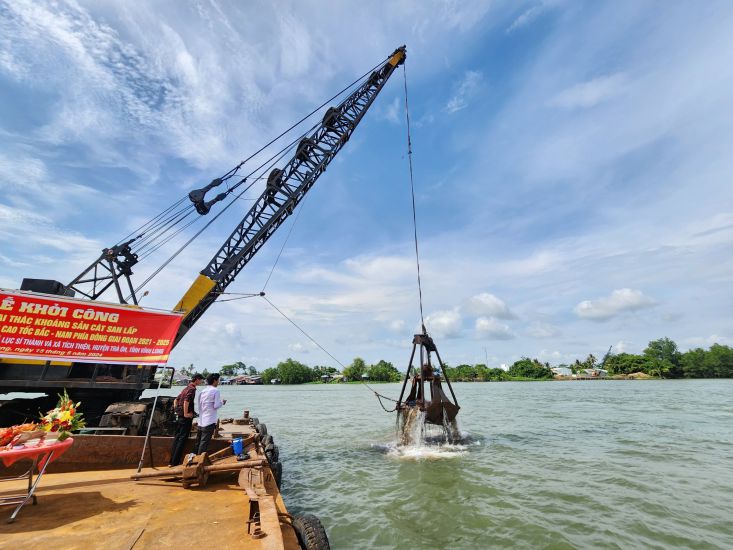 1 trong 3 mỏ cát ở huyện Trà Ôn (tỉnh Vĩnh Long) đã được khai thác để phục vụ cho cao tốc Cần Thơ - Cà Mau. Ảnh: Tạ Quang