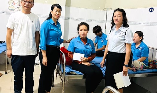 Công đoàn Đồng Nai thăm hỏi công nhân cấp cứu tại Trung tâm y tế huyện Trảng Bom. Ảnh: HAC