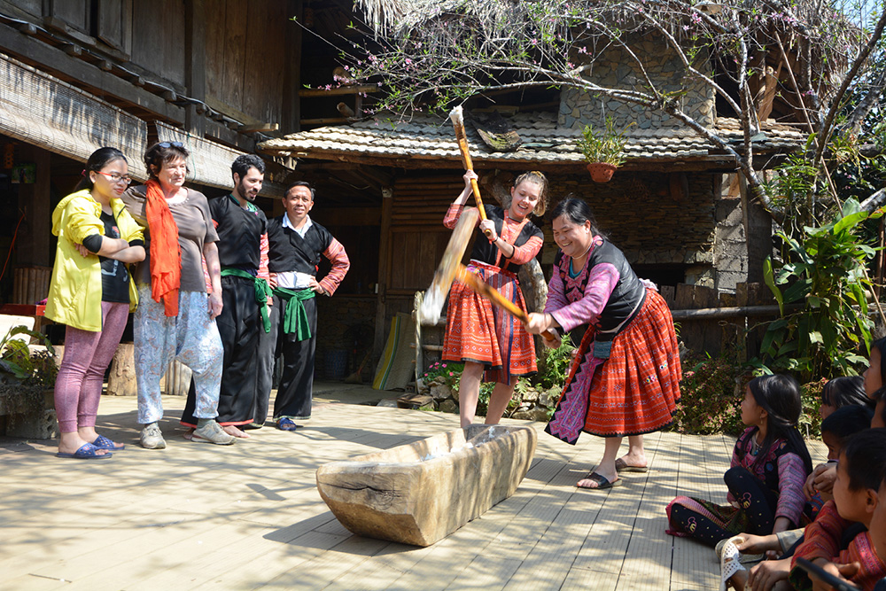 Khách du lịch trải nghiệm dã bánh giày cùng người dân bản địa ở Sơn La. Ảnh: Sở Du lịch Sơn La cung cấp