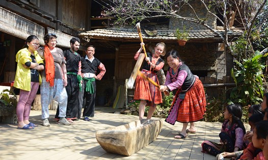 Khách du lịch trải nghiệm dã bánh giày cùng người dân bản địa ở Sơn La. Ảnh: Sở Du lịch Sơn La cung cấp
