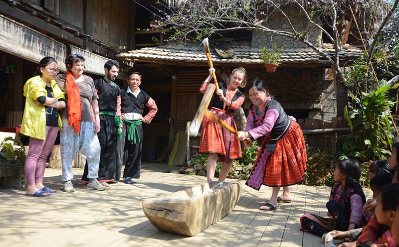 Khách du lịch trải nghiệm dã bánh giày cùng người dân bản địa ở Sơn La. Ảnh: Sở Du lịch Sơn La cung cấp