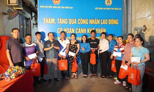 Đoàn đại biểu Quốc hội tỉnh Đồng Nai cùng LĐLĐ tỉnh Đồng Nai thăm công nhân ở khu nhà trọ. Ảnh: HAC