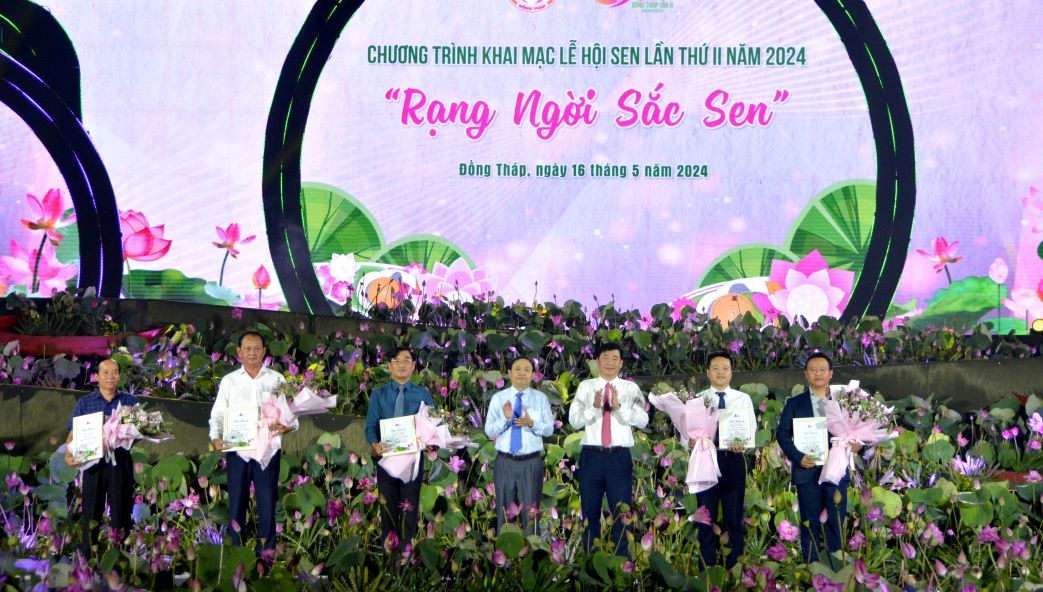 Ông Phan Văn Thắng - Phó Bí thư Thường trực Tỉnh ủy, Chủ tịch HĐND tỉnh và ông Phạm Thiện Nghĩa - Phó Bí thư Tỉnh ủy, Chủ tịch UBND tỉnh Đồng Tháp tặng hoa tri ân các nhà tài trợ. Ảnh: BTC lễ hội 