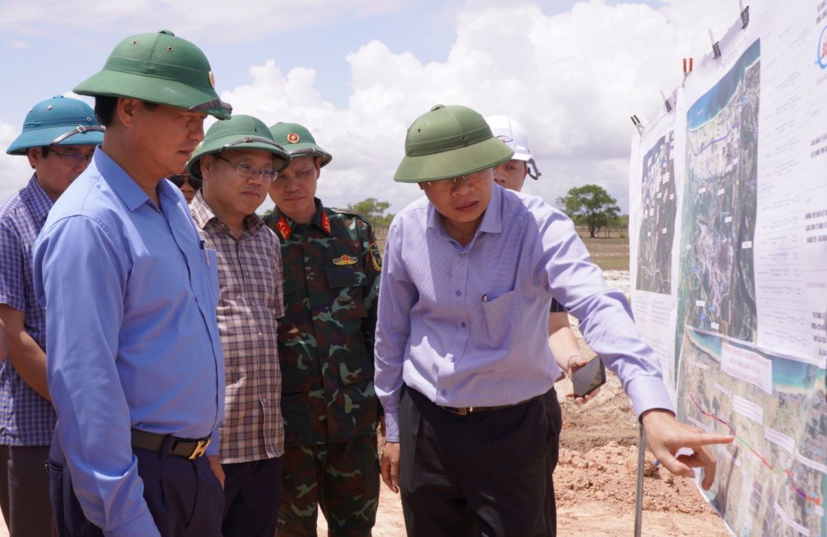 Lãnh đạo tỉnh Quảng Trị kiểm tra tiến độ dự án Đường ven biển kết nối Hành lang kinh tế Đông - Tây tỉnh Quảng Trị. Ảnh: H.Thơ