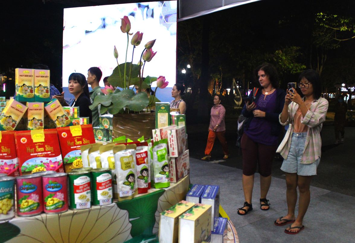 Du khách nước ngoài tham quan khu trưng bày sản phẩm từ sen trong khuôn khổ Lễ hội sen Đồng Tháp. Ảnh: Lâm Điền