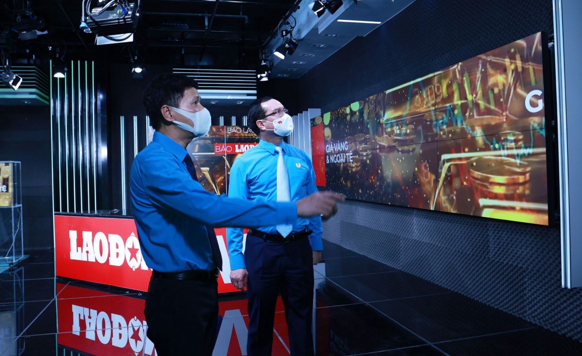 Tổng Biên tập Nguyễn Ngọc Hiển giới thiệu trường quay đa phương tiện của báo với ông Nguyễn Đình Khang - Ủy viên Trung ương Đảng, Chủ tịch Tổng LĐLĐVN - trong lần đến làm việc tại Báo Lao Động hồi tháng 7.2021. Ảnh: Hải Nguyễn