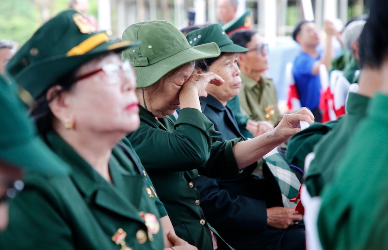 Nhiều cựu chiến binh không kìm được nước mắt lễ kỷ niệm 65 năm mở đường Trường Sơn huyền thoại. Ảnh: Công Sáng