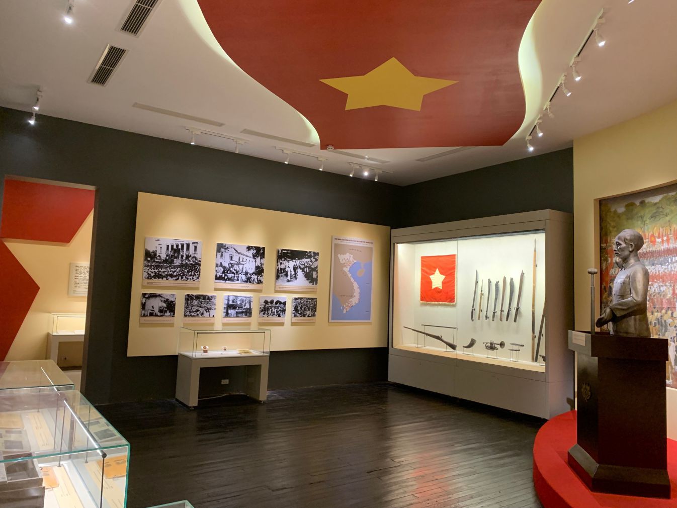Không gian trưng bày tượng Bác và hiện vật lịch sử tại Bảo tàng Lịch sử quốc gia. Ảnh: Hải Nguyễn