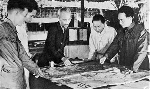 Ngày 6.12.1953, Bộ Chính trị tổ chức cuộc họp dưới sự chủ trì của Chủ tịch Hồ Chí Minh để nghe Tổng Quân ủy báo cáo và duyệt lần cuối kế hoạch tác chiến Đông - Xuân 1953 - 1954, đồng thời quyết định mở Chiến dịch Điện Biên Phủ với quyết tâm tiêu diệt bằng được tập đoàn cứ điểm này. Ảnh: Tư liệu TTXVN