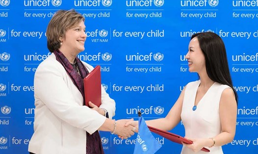 Hannah Olala đã ký cam kết với bà Rana Flowers - Đại diện UNICEF Việt Nam. Ảnh: UNICEF