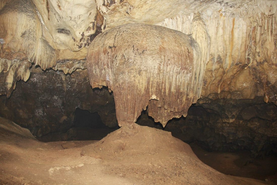 “Bên trong hang rất rộng và nhiều lối ra vào, đoàn khảo sát đi kiểm tra hơn 3 giờ đồng hồ nhưng vẫn chưa hết được các ngách trong hang.  Ngoài ra, hang động này còn có nhiều thạch nhũ với hình dạng kỳ thú, có mạch nước ngầm bên trong, tiềm năng làm du lịch rất lớn” - bà Lan thông tin. 