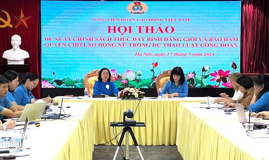 Phó Chủ tịch Tổng Liên đoàn Lao động Việt Nam Thái Thu Xương điều hành hội thảo. Ảnh: Kiều Vũ 