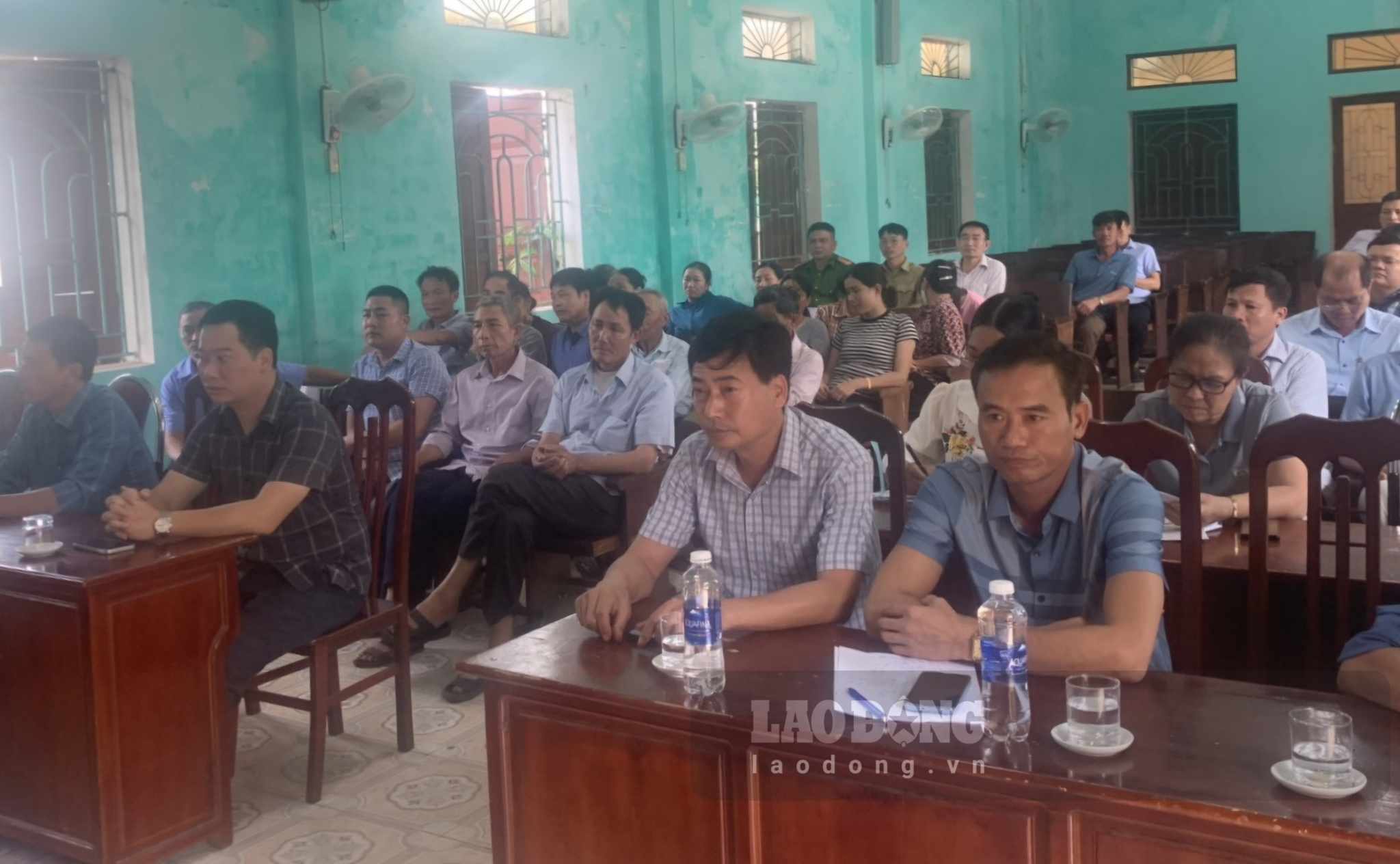 Buổi đối thoại giữa đại diện chính quyền với đại diện cử tri, nhân dân thôn Phú Lâm chiều 15.5. Ảnh: Nam Hồng 