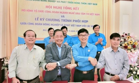 Công đoàn NNPTNT Việt Nam ký kết chương trình phối hợp về phát triển đoàn viên, tổ chức hoạt động công đoàn. Ảnh: Đức Thiệm