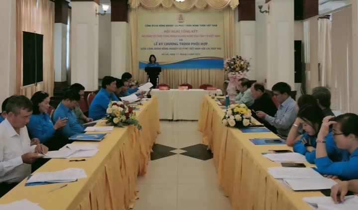 Các đại biểu tham dự Hội nghị tổng kết mô hình tổ chức Công đoàn Dâu tằm tơ Việt Nam. Ảnh: Đức Thiệm