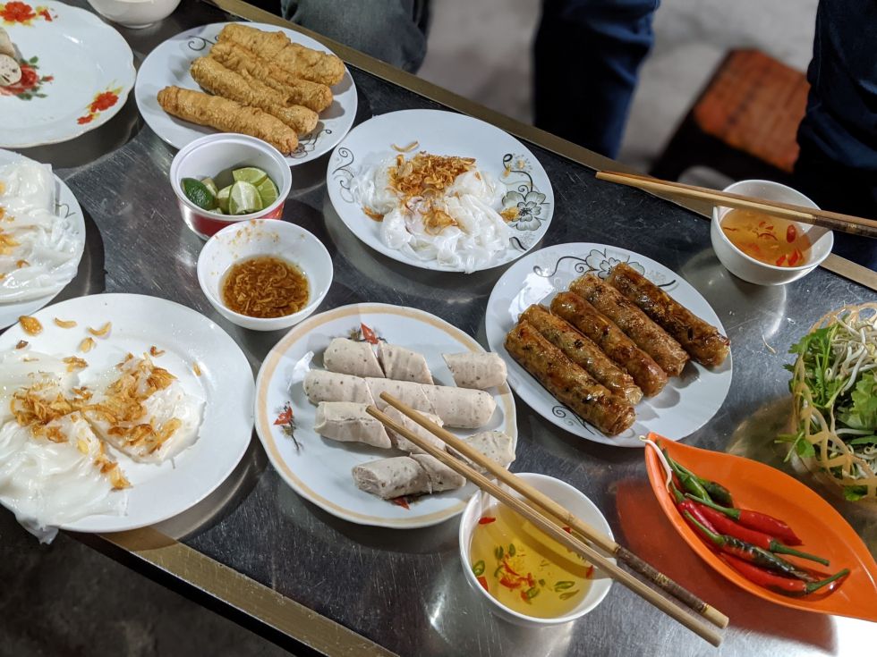 Bánh mướt ở Đô Lương ăn với giò, chả là một thức quà sáng rất đặc trưng.
