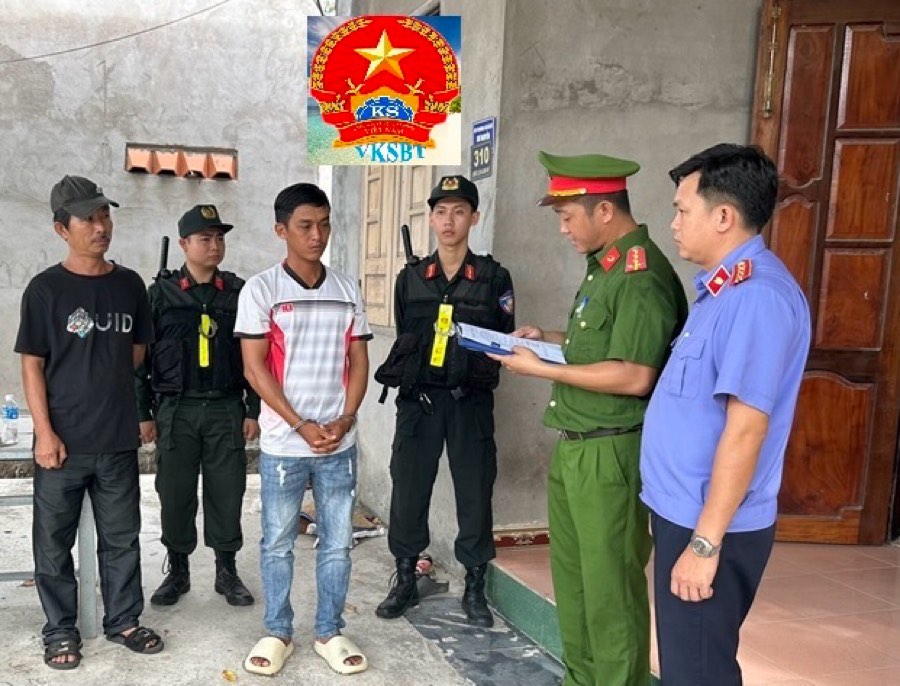 Công an đọc lệnh bắt tạm giam bị can Nguyễn Văn Trung. Ảnh: VKSND Bình Thuận