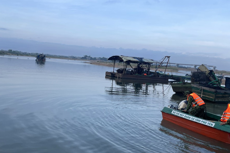 Sáng 17.5, lực lượng chức năng tỉnh Phú Yên đã tìm thấy nạn nhân mất tích cuối cùng trong vụ lật ghe chở công nhân thi công cao tốc. Ảnh: Hoài Luân