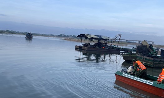 Sáng 17.5, lực lượng chức năng tỉnh Phú Yên đã tìm thấy nạn nhân mất tích cuối cùng trong vụ lật ghe chở công nhân thi công cao tốc. Ảnh: Hoài Luân