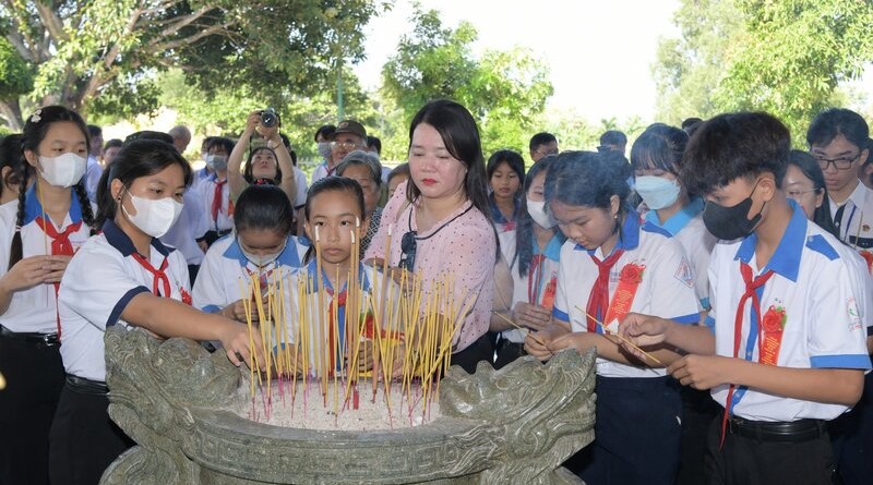 Học sinh nhận học bỗng thắp hương tại Đền thờ Bác Hồ. Ảnh: Nhật Hồ