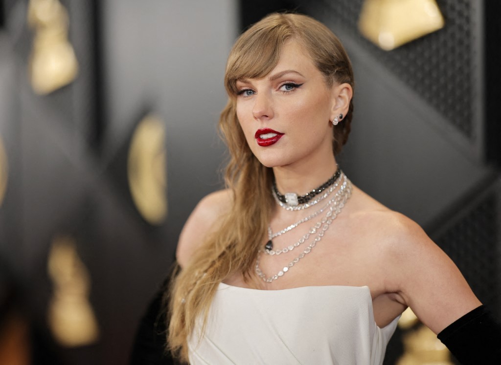 Taylor Swift là một trong những mỹ nhân chuộng son đỏ. Ảnh: AFP