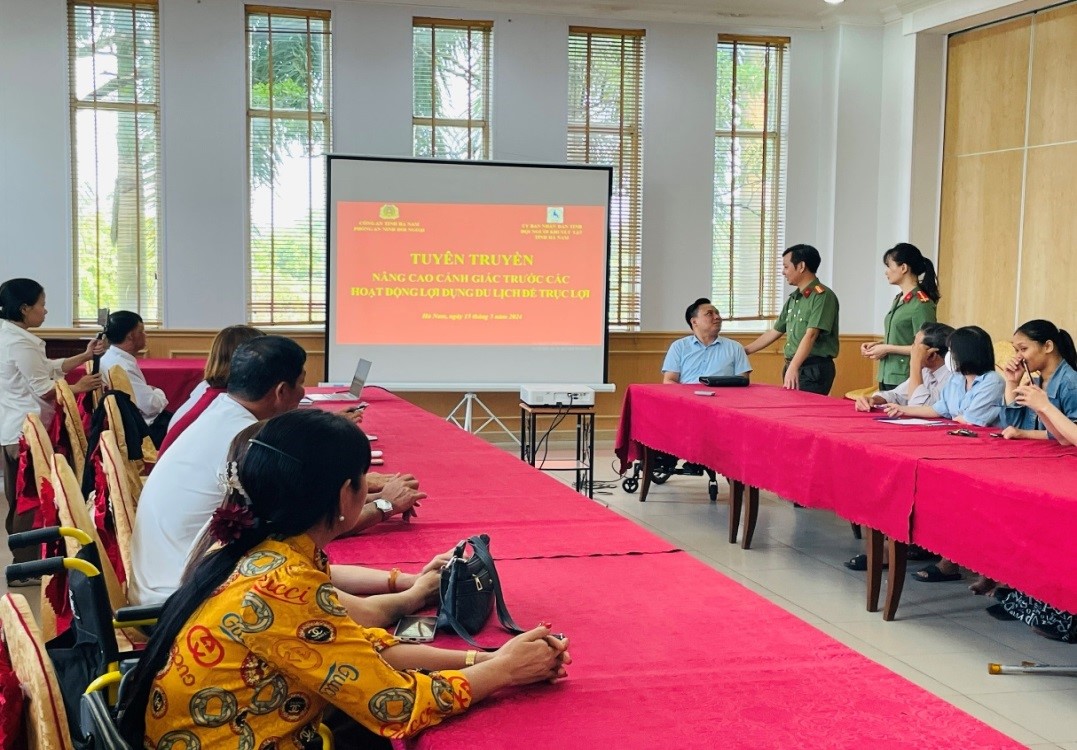 Công an tỉnh Hà Nam tuyên truyền nâng cao cảnh giác trước các hoạt động lợi dụng du lịch để trục lợi. Ảnh: Công an Hà Nam