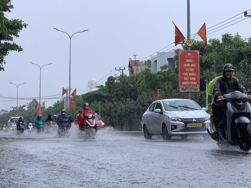 Ngập tại đường Trường Chinh vào lúc cao điểm giờ đi làm, đi học của người dân Đà Nẵng. Ảnh: Nguyễn Linh