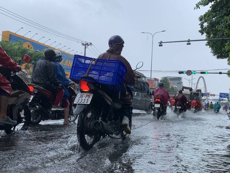 Mưa lớn khiến người dân không dám di chuyển nhanh. Ảnh: Nguyễn Linh