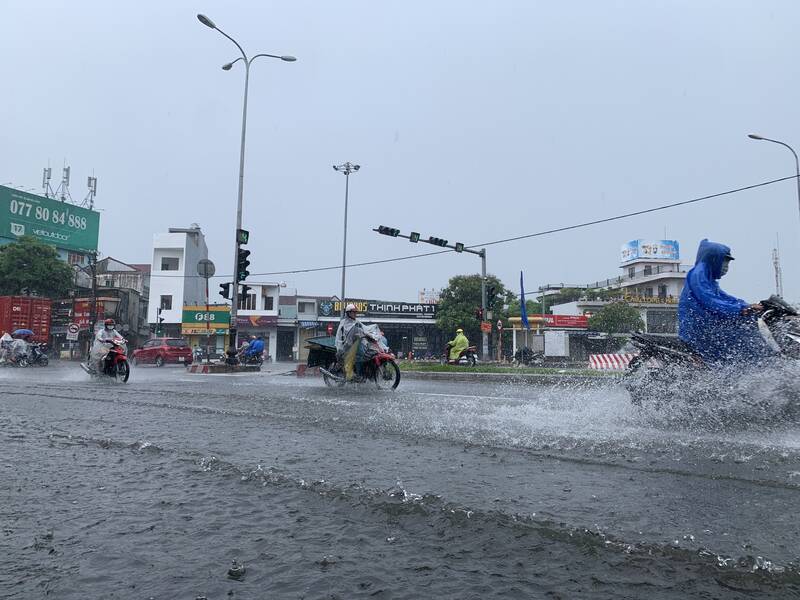 Tuyến phố Tôn Đức Thắng giao với Hoàng Văn Thái (quận Liên Chiểu, TP Đà Nẵng) bị ngập cục bộ vào sáng 17.5. Ảnh: Nguyễn Linh