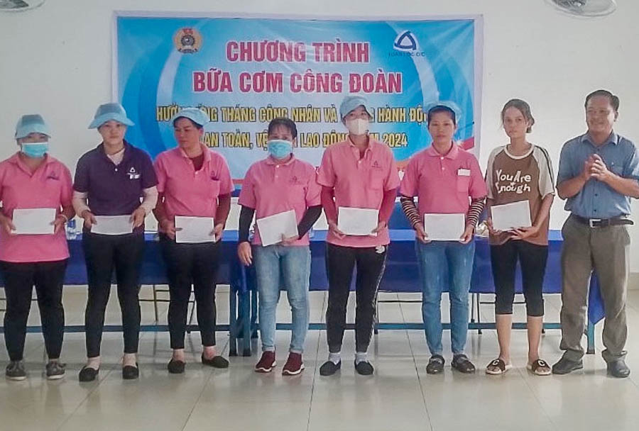 Chủ tịch LĐLĐ huyện Gò Quao Nguyễn Nhật Trường trao quà cho đoàn viên có hoàn cảnh khó khăn. Ảnh: Quang Trí